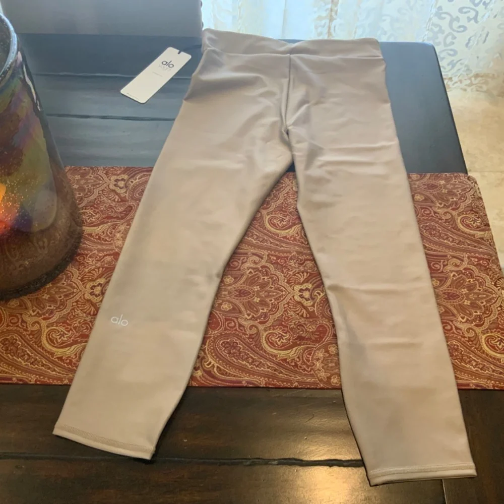 Alo Yoga High Waist Conceal -Zip Capri in gravel, size S, NWT,MSRP$118 Must have